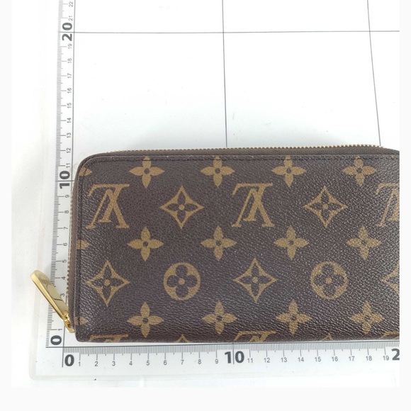 LOUIS VUITTON Dog MONOGRAM LV ZIPPY WALLET - Picture 2 of 11